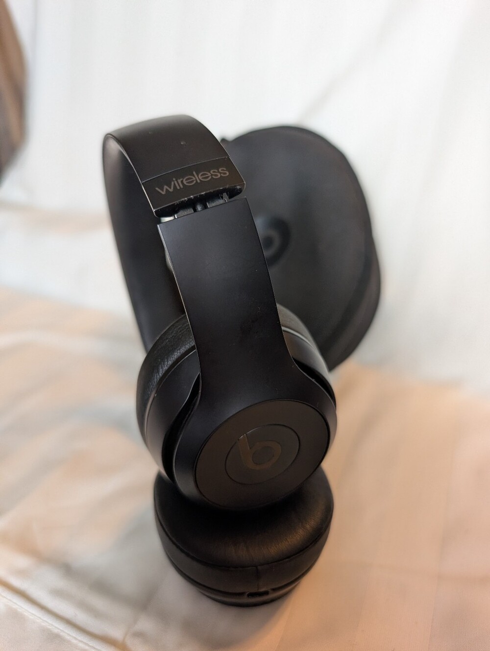 Beats by Dre Solo3 Wireless Bluetooth Headphones Black + Case